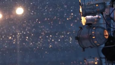 Fener ve kış geceleri kar yağışı sırasında sahne ışıkları