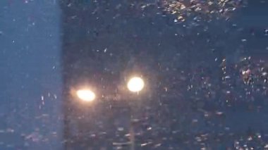 Fener yakınındaki yüksek katlı kış akşam kar yağışı sırasında bina