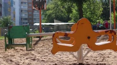 Küçük renkli atlıkarınca sahada güneşli gün döner.