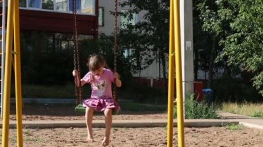 Yaz günü, Bahçesi, pembe salıncaklar, küçük güzel kız