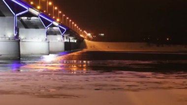 Gece ışıklı köprü ve nehir kış gecesibuz ile