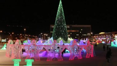 Perm, Rusya - 15 Ocak 2015: Ice Town'da gece leyin Noel ağacı. Şehir inşaat ve bakım maliyeti - 583 000 dolar