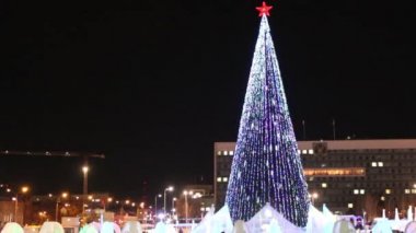 Perm, Rusya - 15 Ocak 2015: Geceleri Ice Town aydınlatma ile Noel ağacı. Şehir inşaat ve bakım maliyeti - 583 000 dolar