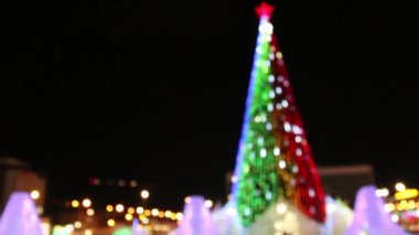 Perm, Rusya - 15 Ocak 2015: Geceleri Ice Town'da Işıklı buz çemberleri üzerindeki çocuklar piramit. Şehir inşaat ve bakım maliyeti - 583 000 dolar