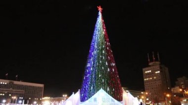 Kış gecesi açık aydınlatma ile Noel ağacı