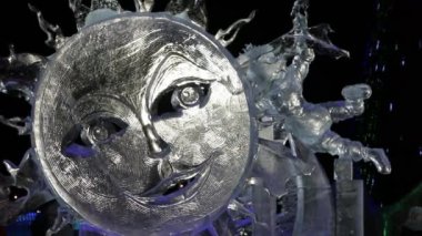 Perm, Rusya - 15 Ocak 2015: Buz heykel güneş buz şehirdeki gece. İnşaat ve bakım Town - 583 000 dolar maliyeti