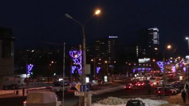 Perm, Rusya - 27 Şubat 2015: Arabalar ve insanlar geceleri caddede gidiyor. Yaklaşık 1 milyon otomobil Perm bölgesinde