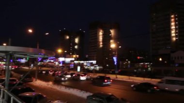 Perm, Rusya - 27 Şubat 2015: Popova Caddesi, arabalar ve alışveriş merkezi buzdağı kristal. 48 alışveriş merkezleri perma içinde vardır