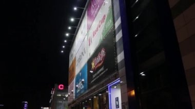 Perm, Rusya - 27 Şubat 2015: İnsanlara alışveriş merkezi buzdağı kristal yakın. 48 alışveriş merkezleri perma içinde vardır