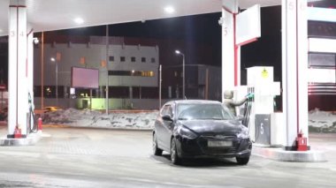 Adam arabasına benzin istasyonu refuels ve kış geceleri bırakır. Zaman atlamalı