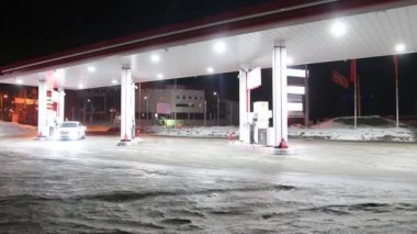 Araba benzin istasyonu'na gelir ve geceleri kışın yakıt ikmali. Zaman atlamalı