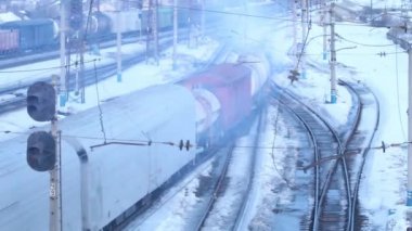 Küçük yük treni demiryoluna kış gününde hareket.