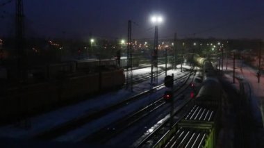 Uzun yük trenleri demiryoluna kış geceleri taşımak.