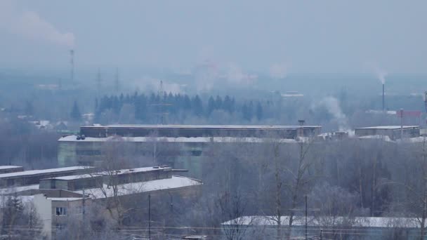 Schornsteine mit Rauch auf Anlage am winterbedeckten Tag — Stockvideo