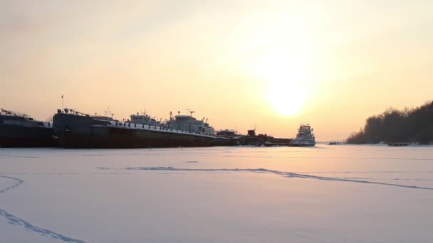 Vecchie grandi navi merci sul fiume ghiacciato nel giorno nevoso invernale — Video Stock