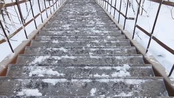 Замороженные металлические старые лестницы в снегу зимой на открытом воздухе — стоковое видео