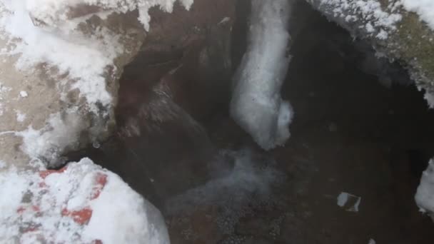 겨울 서리 날에 증기와 금속 파이프에서 물 스트림 흐름 — 비디오