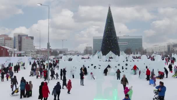 Perm, Rosja-5 stycznia 2015: ludzie w Ice Town podczas opadów śniegu. Koszt budowy i utrzymania miasta-583 000 dolarów — Wideo stockowe