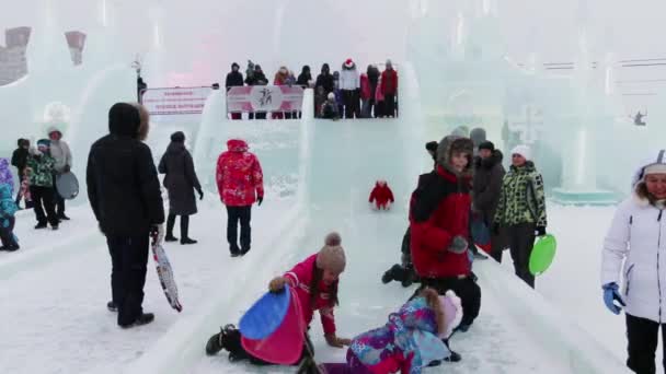 PERM, RUSSIA - 5 GENNAIO 2015: La gente cammina a Ice Town durante le nevicate. Costo di costruzione e manutenzione della città - 583 000 dollari — Video Stock