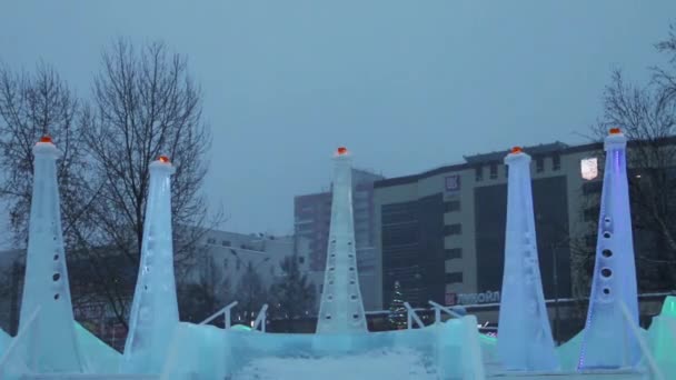 Perm, Ryssland-Jan 5, 2015: en del av skulptur i Ice Town under snöfall. Kostnader för byggande och underhåll av staden-583 000 dollar — Stockvideo