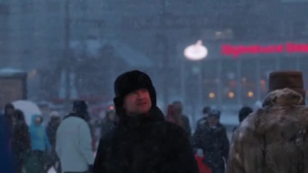 PERM, RÚSSIA - JAN 5, 2015: Homem feliz em Ice Town durante a queda de neve. Custo de construção e manutenção da cidade - 583 000 dólares — Vídeo de Stock