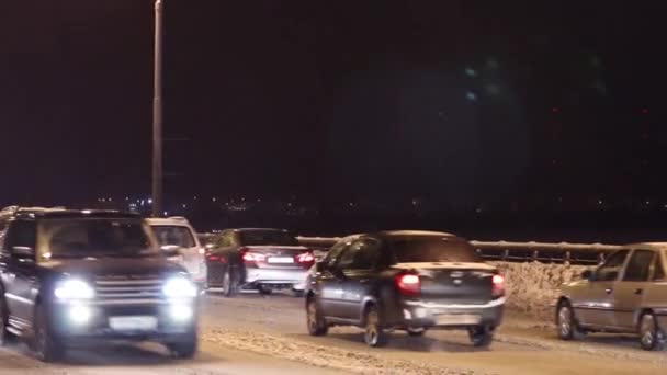 PERM, RUSIA - 11 ENE 2015: Los coches pasan el puente Kamsky por la noche. En Perm región de alrededor de 1 millón de coches — Vídeo de stock