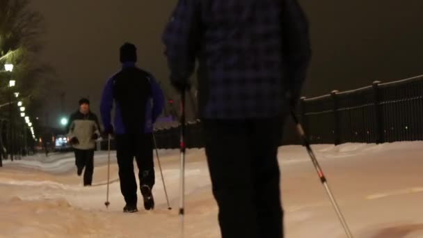 Перм, Росія-11 Січ 2015: молоді люди біжать і ходять з гірськолижними поляками в зимову ніч. В Пермі працюють 93 громадської спортивної організації — стокове відео