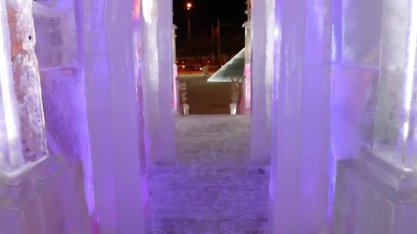 PERM, RUSIA - 15 ENE 2015: Puerta iluminada en Ice Town por la noche. Coste de construcción y mantenimiento de la ciudad - 583 000 dólares — Vídeos de Stock