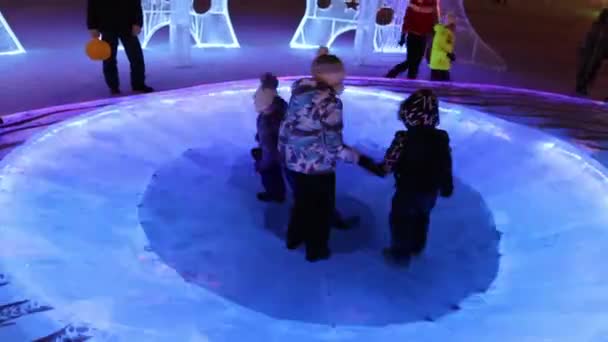 Perm, Rusya - 15 Ocak 2015: Geceleri Ice Town'da Işıklı buz çemberleri üzerindeki çocuklar piramit. Şehir inşaat ve bakım maliyeti - 583 000 dolar — Stok video