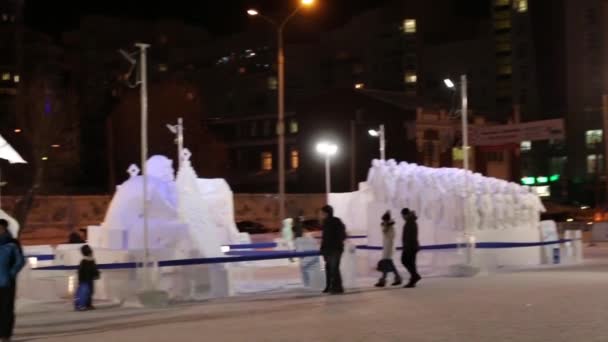 Perm, Rusko-Jan 15, 2015: lidé na zasněžených plastikách v ledové čtvrti v noci. Náklady na výstavbu a údržbu města-583 000 dolarů — Stock video