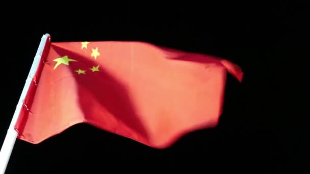 Flaggor av Kina med belysning på vind på mörka natten — Stockvideo