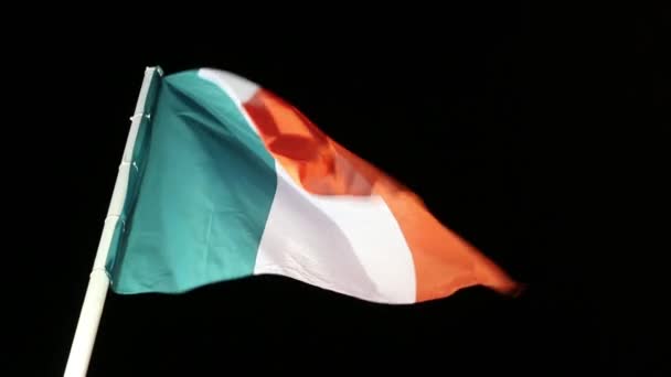 Karanlık gece Rüzgar üzerinde aydınlatma ile İtalya'nın bayrak — Stok video