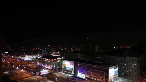 Perm, Rusland - 20 Jan 2015: Popova straat 's nachts. 47 winkelcentra zijn er in Perm — Stockvideo