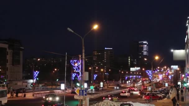 PERM, RUSIA - 27 de FEB de 2015: Personas, coches y centro comercial Iceberg Crystal. 48 centros comerciales están allí en Perm — Vídeos de Stock