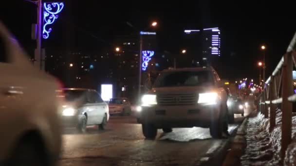 Perm, Oroszország - február 27-én 2015-ig: (megszűnik) autók haladó utcán éjszaka. Perm régió mintegy 1 millió autó — Stock videók