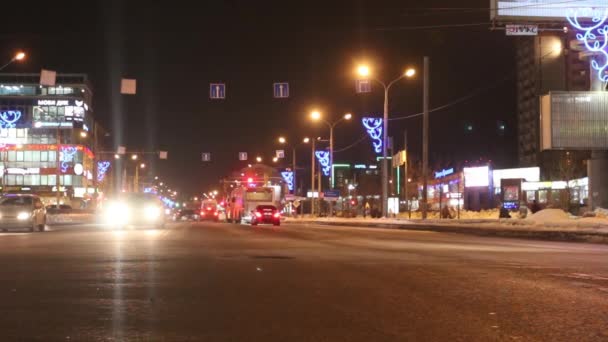 Perm, Rusko - 27 února 2015: (časová prodleva) auta na ulici v zimní noci. V Permu regionu kolem 1 milionu aut — Stock video