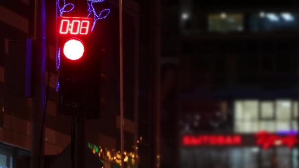 Luzes de trânsito com temporizador perto do edifício na noite escura na cidade — Vídeo de Stock