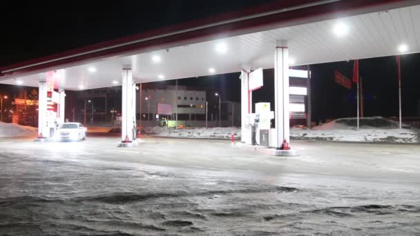 Auto komt naar benzine station en tanken nachts in de winter. Time-lapse — Stockvideo