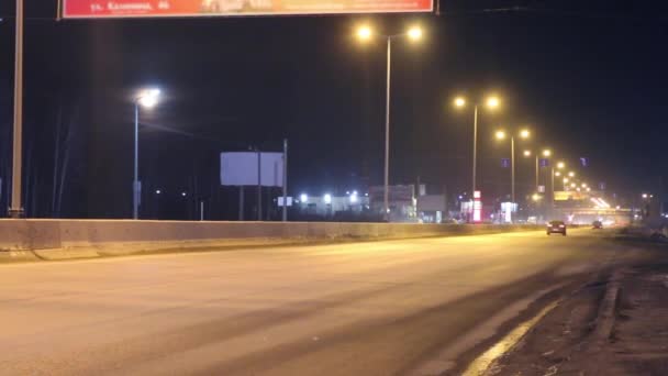 Stěhování auta a autobusu nedaleko nádraží, bannery s osvětlení v temné noci. Časová prodleva — Stock video