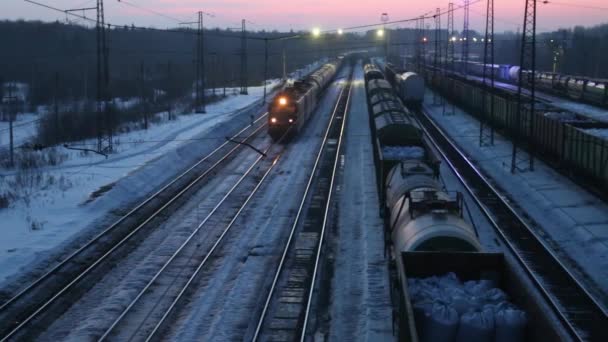 Uzun yük treni demiryoluna kış akşamları hareketli. — Stok video