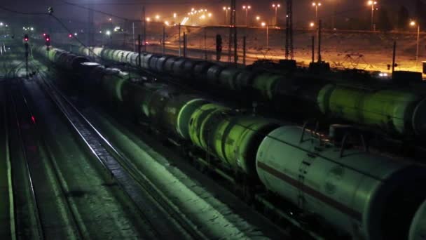 PERM, RUSIA - 7 DE MARZO DE 2015: Los trenes largos de mercancías circulan por ferrocarril en la noche de invierno — Vídeo de stock
