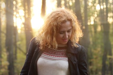 Mutlu rüya kadın tepeden bakıyor