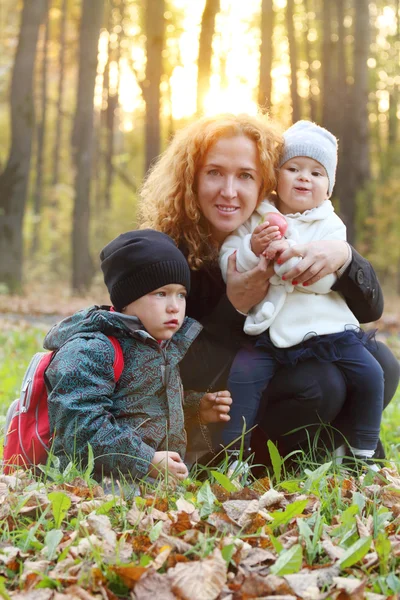 Mulher feliz com filhinha e filho — Fotografia de Stock