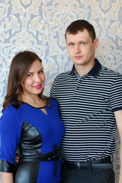 Happy vacker brunett kvinna och ung man posera i ljusrummet — Stockfoto