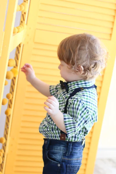 Retrato de menino bonito com cabelo encaracolado tocando tela — Fotografia de Stock