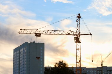 Turuncu vinç apartmanın arka plan üzerinde akşam