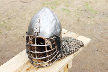 Ahşap Bank zincirden metal Ortaçağ kask closeup