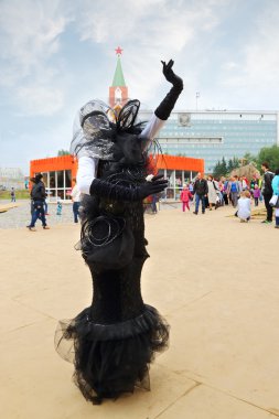 Kadın siyah kostüm teşkil etmektedir