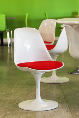 Modern alışılmadık beyaz plastik sandalyeler boş Cafe