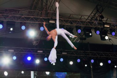 Perm, Rusya Federasyonu - 2 Haziran 2014: Beyaz uçan Acrobat'ta gerçekleştirir